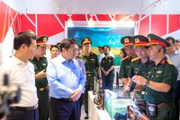 Thủ tướng Kl993 ưu đãi thưởng hấp dẫn Phạm Minh Chính xem các sản phẩm của Viettel.