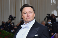 Elon Musk lại thu hút sự chú ý với dòng tweet muốn mua Manchester United