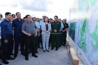 Thủ tướng yêu cầu các Bộ, ngành, địa phương, đơn vị Kl99ok phiên bản mới, nhà thầu phối hợp chặt chẽ, thúc đẩy các bước xây dựng dự án, đẩy nhanh hơn nữa tiến độ thi công. Ảnh: Nhật Bắc
