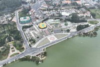 Quảng trường Lâm Viên nằm cạnh hồ Xuân Hương, Đà Lạt, tỉnh Lâm Đồng thu hút nhiều du khách đến tham quan, chụp ảnh lưu niệm. Ảnh: P.V
