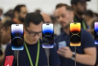 Mẫu iPhone 14 và 14 Plus được trưng bày trong sự kiện ra mắt sản phẩm của Apple ở Apple Park, Cupertino, bang California, ngày 7/9/2022. Ảnh: AFP 