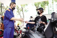 Hiệp hội KL99 dịch vụ hỗ trợ 24/7 Việt Nam kiến nghị giữ thời gian điều hành giá KL99 dịch vụ hỗ trợ 24/7 là 10 ngày/lần, dù ngày điều hành có rơi vào ngày nghỉ lễ tết. Ảnh: Đức Thanh