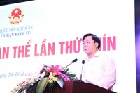 Thứ trưởng Bộ Kế hoạch và Kl99ok phiên bản mới Trần Duy Đông trình bày báo cáo.