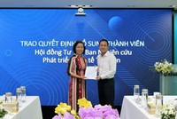 Bà Hà Thu Thanh nhận quyết định trở thành thành viên của Ban Nghiên cứu phát triển Kl992 cổng game cá cược tư nhân