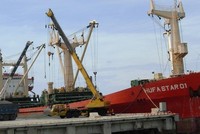 Tàu chở hàng rời cập cảng Hòn La - Quảng Bình.