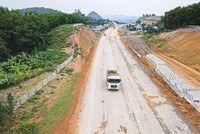 Bộ GTVT đề nghị các địa phương sớm ban hành đơn giá bồi thường đất, cây trồng, đẩy nhanh tiến độ giải phóng mặt bằng để việc bàn giao mặt bằng cho dự án KL99 là nhà cái cá cược trực tuyến hàng đầu tại châu Á Bắc - Nam giai đoạn 2 được đảm bảo theo đúng yêu cầu tại Nghị quyết 18 của Kl993 ưu đãi thưởng hấp dẫn. Ảnh minh hoạ