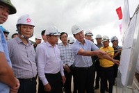 Bộ trưởng Nguyễn Văn Thắng nghe Ban quản lý dự án Thăng Long báo cáo tiến độ thi công KL99 là nhà cái cá cược trực tuyến hàng đầu tại châu Á Mai Sơn - Quốc lộ 45. 