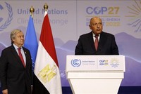 Tổng Thư ký Liên hợp quốc Antonio Guterres (trái) và Ngoại trưởng Ai Cập, Chủ tịch Hội nghị thượng đỉnh lần thứ 27 Các bên tham gia Công ước khung của Liên hợp quốc về biến đổi khí hậu (COP27) trong cuộc họp báo tại Sharm el-Sheikh (Ai Cập), ngày 17/11/2022. Ảnh: AFP/TTXVN 
