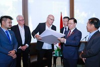 Chủ tịch Quốc hội Vương Đình Huệ tiếp Bộ trưởng Bộ Ngân khố Bang Victoria Tim Pallas, đại diện Kl994 game bài casino hấp dẫn Linfox, Kl994 game bài casino hấp dẫn Elenberg Fraser và Sinclair Brook - (Ảnh: Doãn Tấn/TTXVN). 