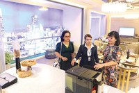 Khách hàng xem căn hộ cao cấp tại TP.HCM. Ảnh: Lê Toàn