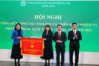 Thứ trưởng Bộ Văn hóa, Thể thao và Du lịch Trịnh Thị Thủy tặng Cờ thi đua cho Sở Du lịch Hà Nội. 