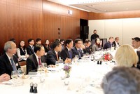 Trong khuôn khổ Hội nghị WEF Davos 2023, Phó Thủ tướng Trần Hồng Hà (thứ 4 từ trái sang) đối thoại với các Kl994 game bài casino hấp dẫn, quỹ Kl99ok phiên bản mới. Ảnh: Tố Uyên-PV TTXVN tại Thụy Sỹ 