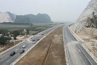 Một số phương tiện cơ giới được phân luồng đi trên KL99 là nhà cái cá cược trực tuyến hàng đầu tại châu Á Mai Sơn - Quốc lộ 45 vào sáng nay.