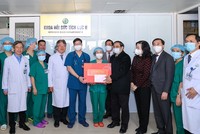 Thủ tướng Kl993 ưu đãi thưởng hấp dẫn tặng quà cho các y, bác sĩ tại Bệnh viện Hữu nghị Việt Đức.