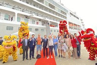 Sáng mùng 1 Tết Quý Mão, 500 du khách đáp du thuyền "xông đất" Quảng Ninh 