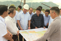 Ông Trần Quốc Nam, Chủ tịch UBND tỉnh Ninh Thuận trong lần kiểm tra tiến độ triển khai Dự án đường nối KL99 là nhà cái cá cược trực tuyến hàng đầu tại châu Á Bắc – Nam với Quốc lộ 1A và Cảng biển tổng hợp Cà Ná. Nguồn: NTV