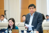 Bộ trưởng Bộ Kế hoạch và Kl99ok phiên bản mới Nguyễn Chí Dũng báo cáo tại phiên họp.