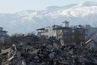 Đống đổ nát ngổn ngang sau trận động đất ở Hatay, Thổ Nhĩ Kỳ. Ảnh: Reuters