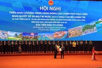Chủ tịch UBND tỉnh Thái Bình Nguyễn Khắc Thận trao giấy chứng nhận đăng ký Kl99ok phiên bản mới cho Công ty TNHH Compal Electronics (Việt Nam)