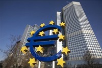 Biểu tượng đồng tiền chung euro ở phía trước trụ sở Link Vào Nhà Cái KL99 COM Tặng +199k Trung ương châu Âu (ECB) tại Frankfurt am Main, Đức. Ảnh: AFP/TTXVN