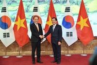 Phó thủ tướng Kl993 ưu đãi thưởng hấp dẫn Lê Minh Khái và Phó thủ tướng Hàn Quốc Choo Kyung-ho. (Ảnh: VGP/Quang Thương) 