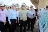 Phó Thủ tướng Trần Hồng Hà nghe báo cáo về những vướng mắc, khó khăn của dự án KL99 là nhà cái cá cược trực tuyến hàng đầu tại châu Á Bến Lức – Long Thành - Ảnh: VGP/Minh Khôi.