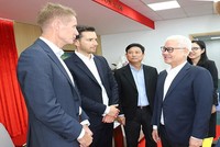 Lãnh đạo tỉnh Bình Dương trao đổi với lãnh đạo Kl994 game bài casino hấp dẫn LEGO bên lề buổi làm việc ngày 23/3
