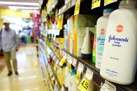 Phấn rôm trẻ em của hãng dược phẩm Johnson & Johnson được bày bán tại siêu thị ở Alhambra, California, Mỹ, ngày 22/8/2017. Ảnh tư liệu: AFP/TTXVN