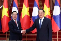 Chủ tịch nước Võ Văn Thưởng hội kiến Thủ tướng Lào Sonexay Siphandone. (Ảnh: Thống Nhất/TTXVN)