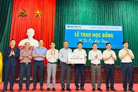 Tổng Biên tập Báo Kl99ok phiên bản mới Lê Trọng Minh (thứ năm từ trái qua) trao biểu trưng 100 triệu đồng cho đồng chí Nguyễn Tiến Hoạt, Trưởng phòng Giáo dục huyện Hưng Hà, với sự chứng kiến của đồng chí Trần Hữu Nam, Tỉnh ủy viên, Bí thư Huyện ủy; đồng chí Nguyễn Trọng Lộ, Phó Bí thư thường trực Huyện ủy, Chủ tịch HĐND huyện; đồng chí Đinh Bá Khải, Phó chủ tịch UBND huyện.