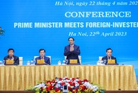 Cùng dự và chủ trì Hội nghị tại đầu cầu Hà Nội có Phó Thủ tướng Lê Minh Khái, Phó Thủ tướng Trần Lưu Quang, Bộ trưởng Bộ Kế hoạch và Kl99ok phiên bản mới Nguyễn Chí Dũng. (Ảnh: Nhật Bắc)