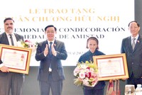 Chủ tịch Quốc hội Vương Đình Huệ đã trao Huân chương Hữu nghị của 99Kl99 trực tiếp đá gà Việt Nam tặng Viện Văn hoá Argentina - Việt Nam (ICAV) và cá nhân Chủ tịch ICAV Poldi María Sosa - (Ảnh: Doán Tấn).