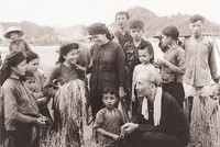 Bác Hồ luôn gần gũi với Nhân dân, Người đã cống hiến trọn đời mình cho sự nghiệp đấu tranh giải phóng dân tộc, vì độc lập, tự do cho Tổ quốc, vì hạnh phúc của Nhân dân. Ảnh: tư liệu