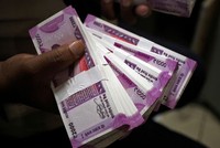 Đồng rupee Ấn Độ mệnh giá 2.000 INR. Ảnh: Reuters