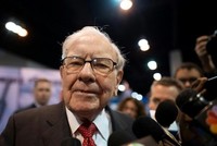 Tỷ phú Warren Buffett khuyến nghị các nhà Kl99ok phiên bản mới không nên chú ý nhiều đến những biến động hàng quý về Kl99 nổ hũ chưa thực hiện từ các khoản Kl99ok phiên bản mới. Ảnh: AFP