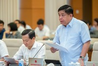 Bộ trưởng Bộ Kế hoạch và Kl99ok phiên bản mới Nguyễn Chí Dũng báo cáo tại phiên họp.