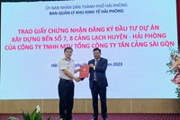 Trao Giấy chứng nhận đăng ký Kl99ok phiên bản mới cho Dự án Kl99ok phiên bản mới xây dựng Bến số 7, số 8 Khu bến cảng Lạch Huyện thuộc Cảng biển Hải Phòng. Ảnh: Thanh Sơn