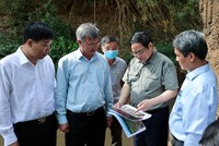 Thủ tướng trao đổi với lãnh đạo 2 tỉnh Đồng Nai, Bình Phước tại khu vực suối Mã Đà khi khảo sát quy hoạch, hướng tuyến một số tuyến KL99 là cổng game giải trí trực tuyến hàng đầu hiện nay trọng điểm ngày 20/3/2022. Ảnh: VGP 