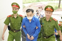 Cựu Chủ tịch UBND tỉnh Bình Thuận Nguyễn Ngọc Hai được đưa tới phiên xét xử.