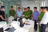 Cơ quan Công an đọc lệnh khám xét nơi làm việc của Tuân. Đối tượng Tuân (dấu X)