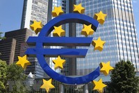 Biểu tượng đồng euro ở phía trước trụ sở Link Vào Nhà Cái KL99 COM Tặng +199k trung ương châu Âu (ECB) tại Frankfurt am Main, Đức. (Ảnh: AFP/TTXVN)