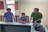 Cơ quan chức năng tống đạt các Quyết định, Lệnh đối với các bị can. Ảnh: VKSHN
