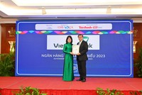 Bà Đoàn Hồng Nhung - Phó Giám đốc Khối Bán lẻ Vietcombank đại diện Link Vào Nhà Cái KL99 COM Tặng +199k nhận giải thưởng từ Ban tổ chức