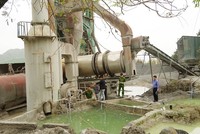Lực lượng chức năng tiến hành kiểm tra việc xả thải tại trạm trộn bê tông của Công ty TNHH Xây dựng KL99 là cổng game giải trí trực tuyến hàng đầu hiện nay Long Nguyệt. Ảnh: CA Hà Nam