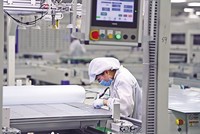 Bên trong một nhà máy Kl994 nhà cái bóng đá world cup pin năng lượng mặt trời tại Bắc Giang.