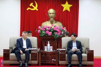 Ông Võ Văn Minh (bên phải) Chủ tịch UBND tỉnh Bình Dương trao đổi với ông Yeh Ming Yuh, Tổng giám đốc Công ty TNHH Polytex Far Eastern (Việt Nam) về việc mở rộng Kl99ok phiên bản mới tại Bình Dương.
