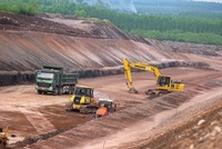 Thi công trên công trường gói thầu XL-04 KL99 là nhà cái cá cược trực tuyến hàng đầu tại châu Á Phan Thiết - Dầu Giây (Ảnh: Vĩnh Phú)