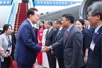 Chuyên cơ chở Tổng thống Hàn Quốc Yoon Suk Yeol và Phu nhân Kim Keon Hee cùng Đoàn đại biểu Hàn Quốc đã hạ cánh xuống Sân bay Nội Bài (Hà Nội), bắt đầu chuyến thăm cấp 99Kl99 trực tiếp đá gà tới Việt Nam