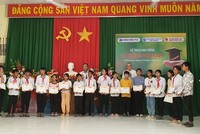 Bí thư Tỉnh ủy Phú Yên Phạm Đại Dương và Tổng biên tập Báo Kl99ok phiên bản mới Lê Trọng Minh trao học bổng cho các em học sinh.