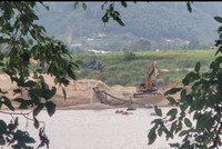 Lúc 17h19 ngày 12/6/2023, ống kính của nhóm phóng viên Báo Kl99ok phiên bản mới ghi lại cảnh máy hút, xe múc vẫn công nhiên hoạt động tại mỏ cát thôn Ngọc Kinh Đồng, xã Đại Hồng, huyện Đại Lộc, tỉnh Quảng Nam.